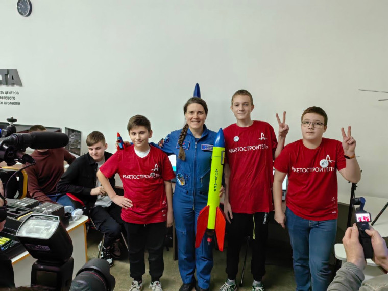Единственная девушка в отряде космонавтов. Анна Кикина встретилась с ребятами.